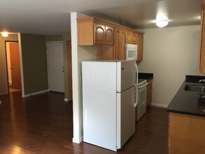 9445 Avondale Rd NE in Redmond, WA - Building Photo - Building Photo