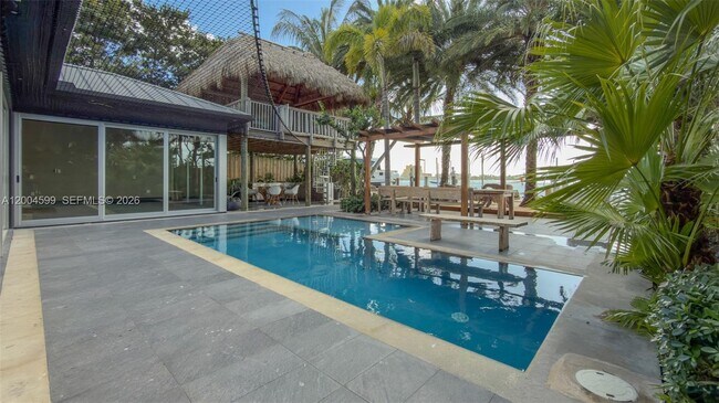 7528 Buccaneer Ave in North Bay Village, FL - Foto de edificio - Building Photo