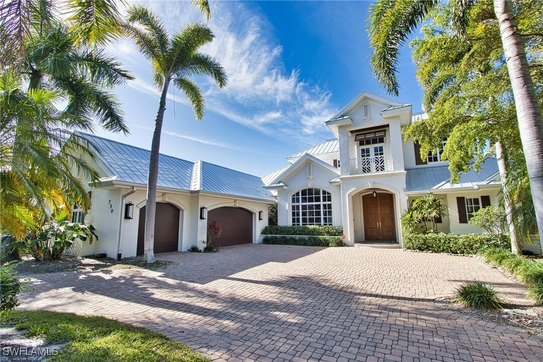 750 Portside Dr in Naples, FL - Building Photo