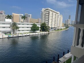 440 Paradise Isle Blvd in Hallandale Beach, FL - Foto de edificio - Building Photo