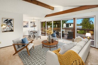 4740 Lakehurst Ln SE in Bellevue, WA - Foto de edificio - Building Photo