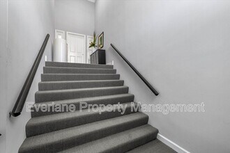 65 E Cedar St in Zionsville, IN - Foto de edificio - Building Photo