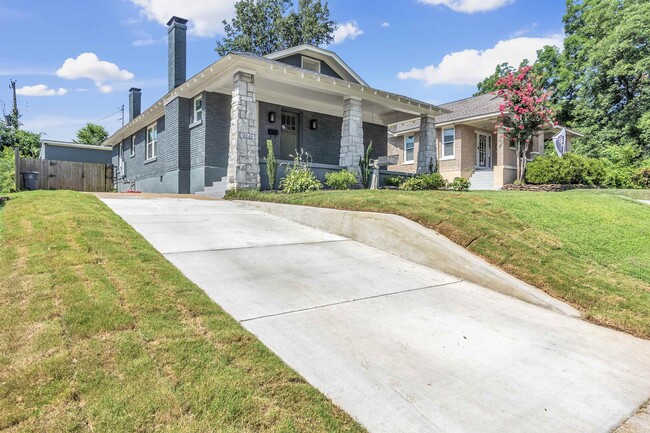 2245 Monroe Ave in Memphis, TN - Building Photo - Building Photo