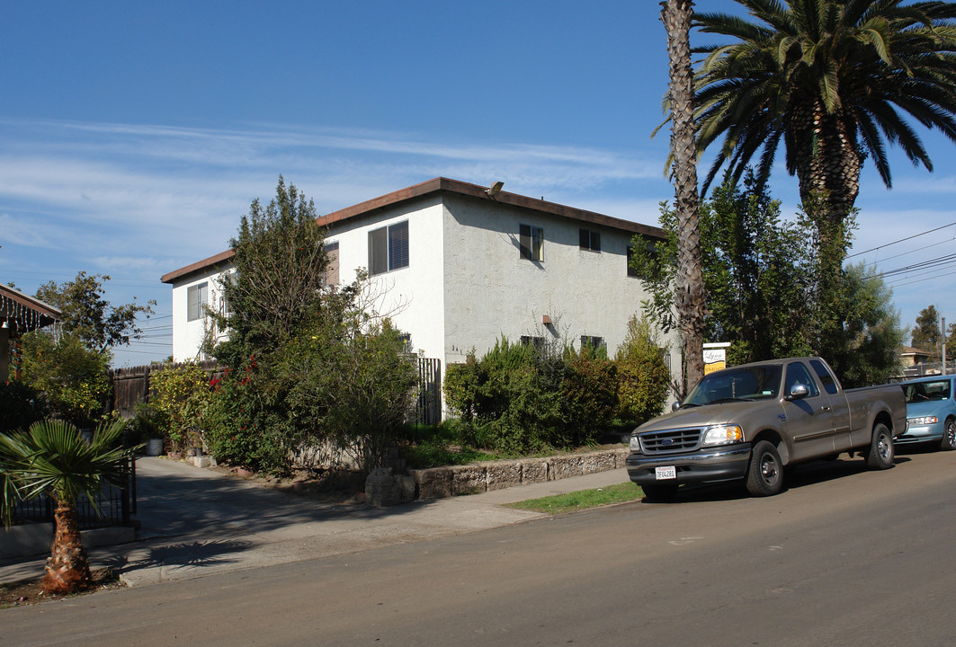 241 W Park Ave in San Ysidro, CA - Foto de edificio