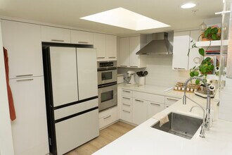 13700 Marina Pointe Dr in Marina Del Rey, CA - Building Photo - Building Photo
