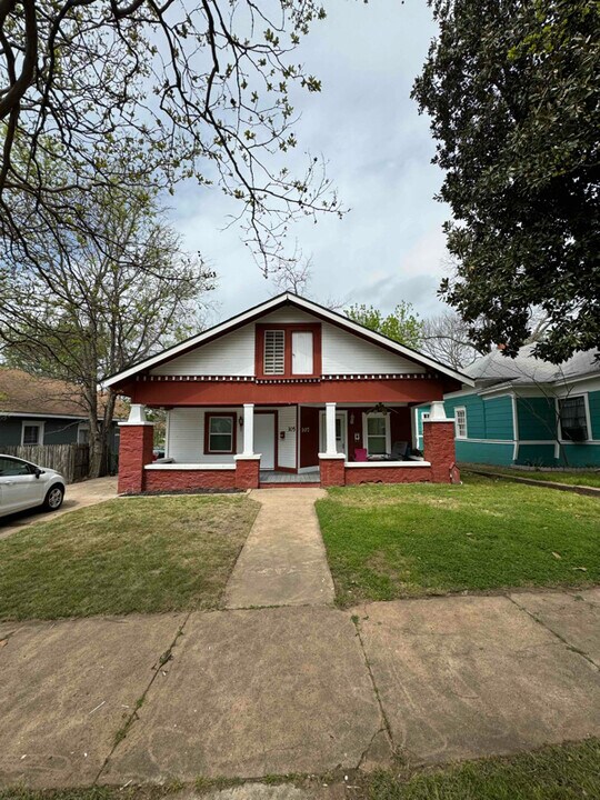 105-107 E Hull St in Denison, TX - Building Photo