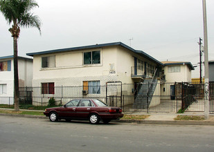 1305-1325 W Walnut St in Santa Ana, CA - Building Photo - Building Photo