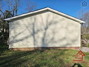 210 Holly Berry Ln in Sparta, TN - Building Photo - Building Photo