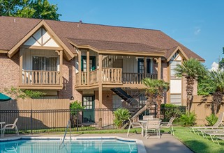 Fox Hall Apartments in Houston, TX - Building Photo - Building Photo