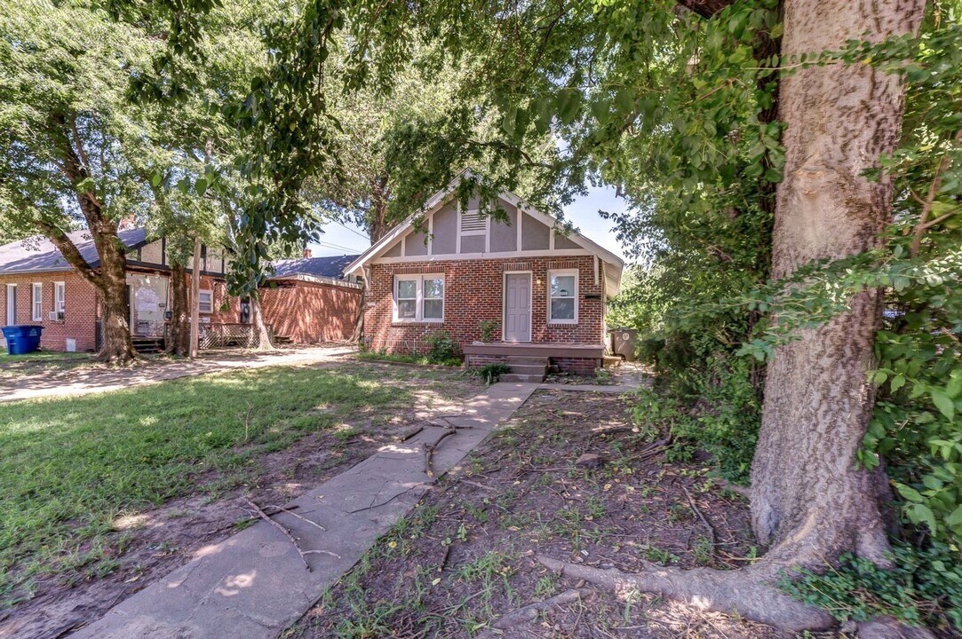 2205 E 8th St in Tulsa, OK - Building Photo