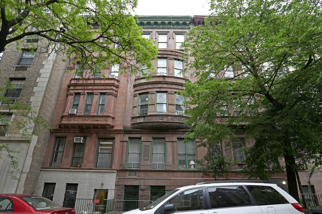 157 W 75th St in New York, NY - Building Photo