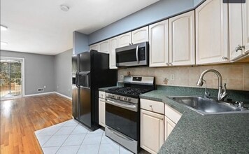 216 Angelique St, Unit Floor 1 in Weehawken, NJ - Foto de edificio - Building Photo