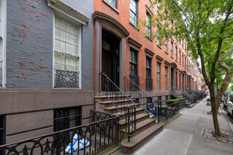 250 W 12th St in New York, NY - Building Photo - Building Photo