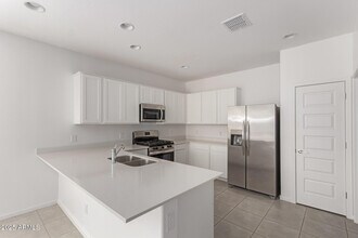3233 Juniper Cyn Dr in Phoenix, AZ - Building Photo - Building Photo