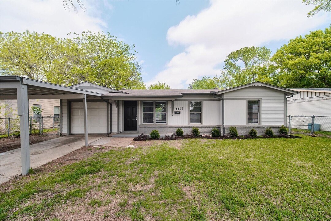 5537 Burton Ave in Fort Worth, TX - Building Photo