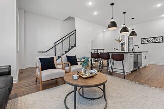 738 Douglas Ave in Nashville, TN - Foto de edificio - Building Photo