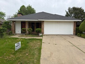 2019 Chalfont Dr in Carrollton, TX - Building Photo