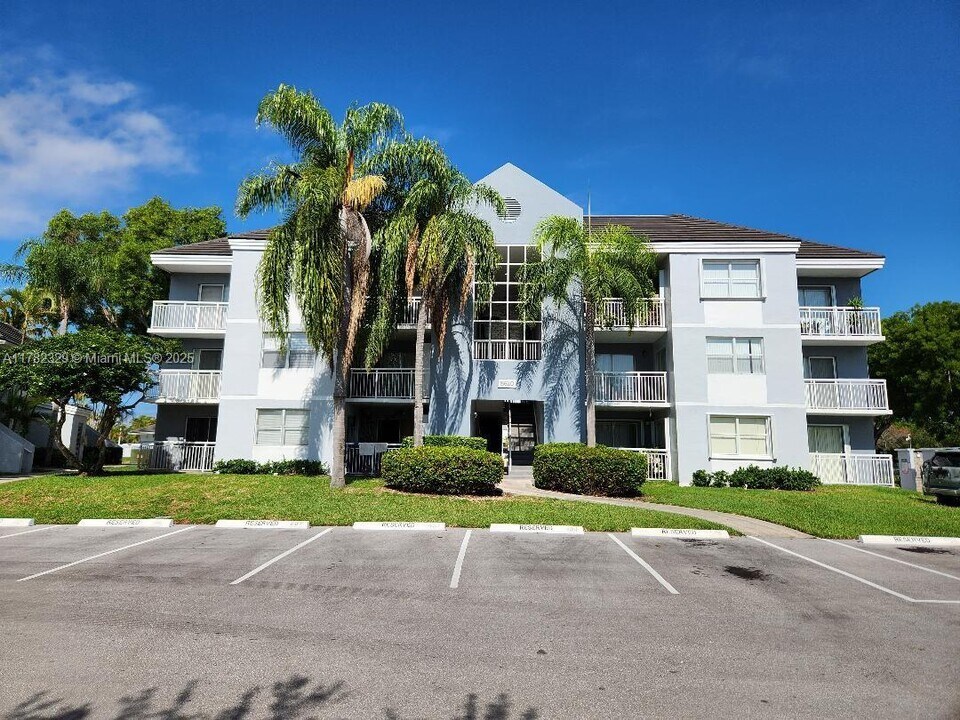 8610 SW 212th St in Cutler Bay, FL - Foto de edificio