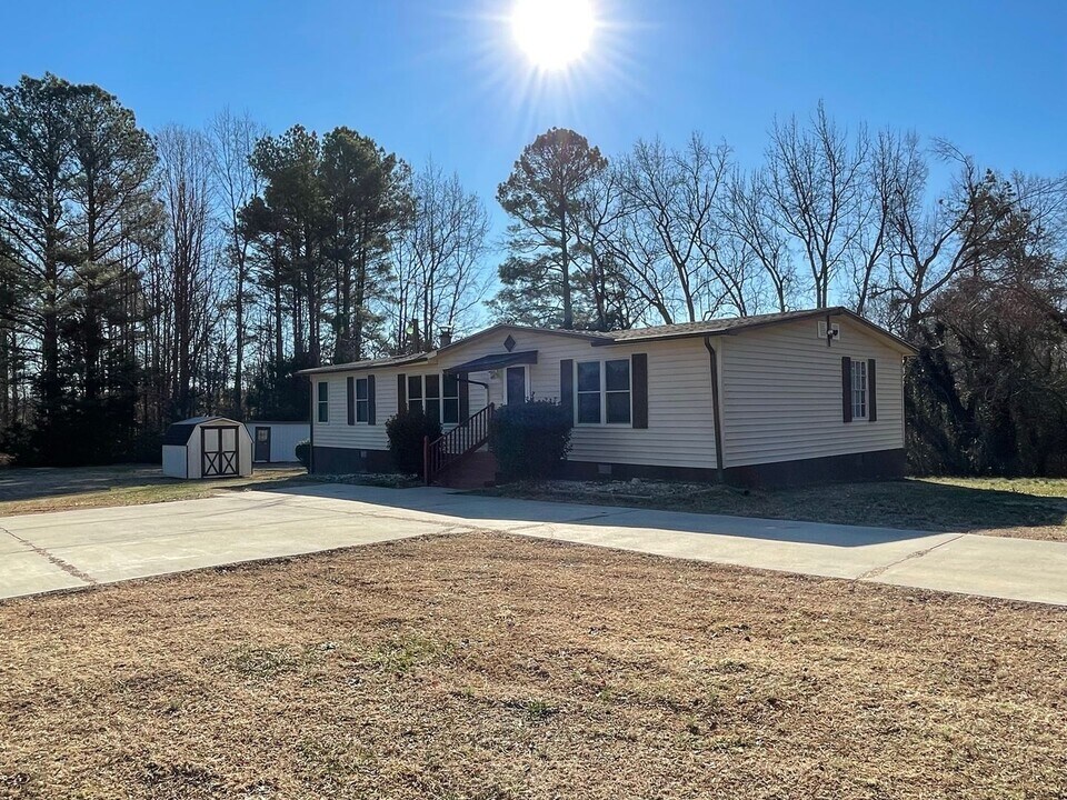 208 Country Club Rd in La Crosse, VA - Building Photo