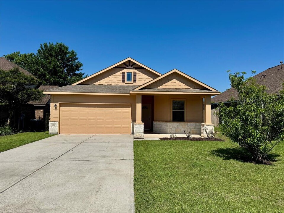 18717 Stewart Hill Dr in Montgomery, TX - Building Photo