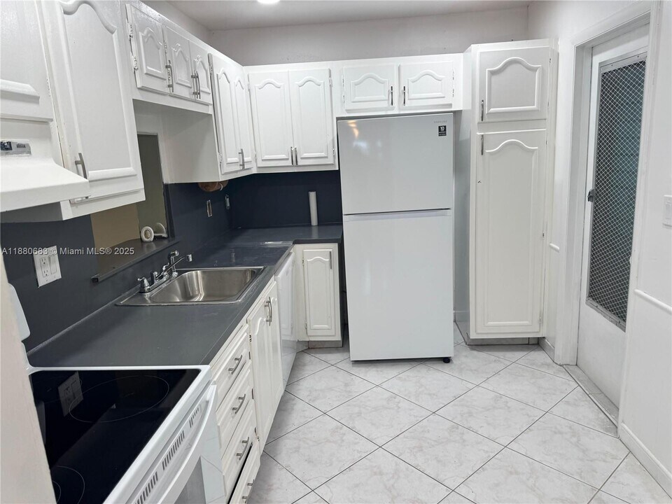 4141 NW 44th Ave in Lauderdale Lakes, FL - Building Photo