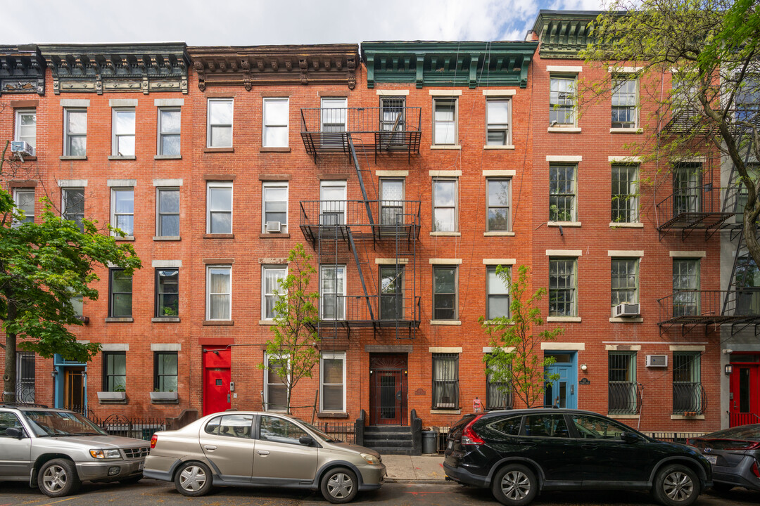 105 Wyckoff St in Brooklyn, NY - Foto de edificio