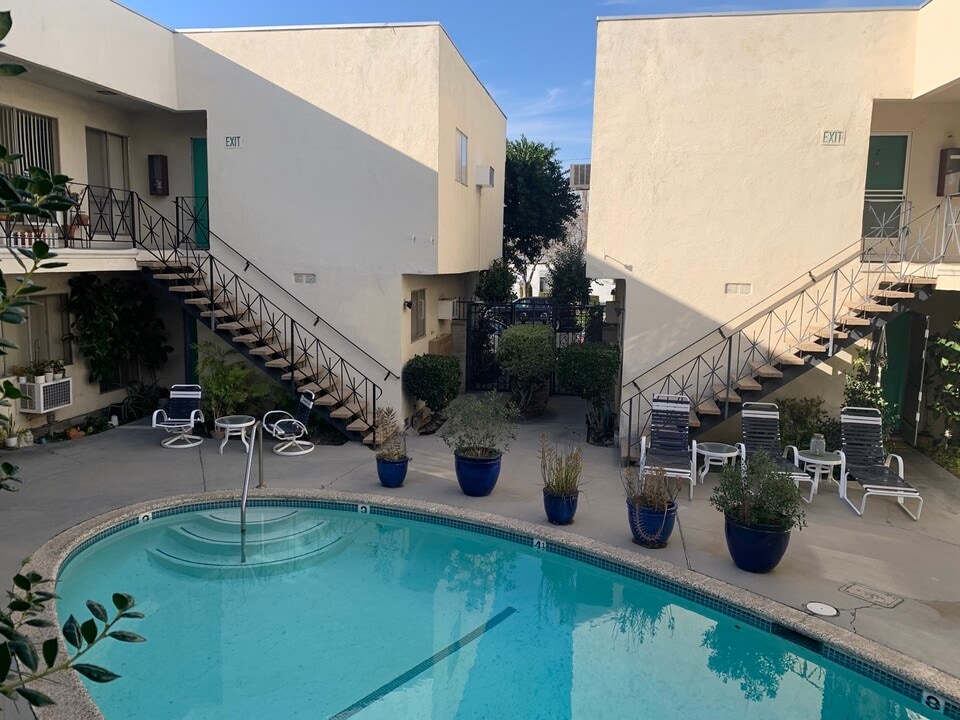 2714 W Clark Ave in Burbank, CA - Building Photo