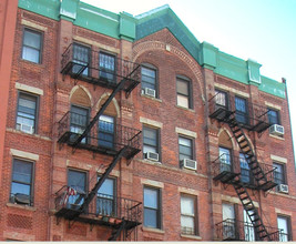 759-761 Manhattan Ave in Brooklyn, NY - Foto de edificio - Building Photo