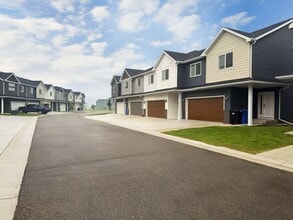 Southridge Townhomes in Fargo, ND - Building Photo - Building Photo