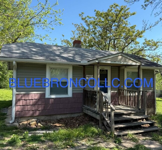 property at 912 E Stone St