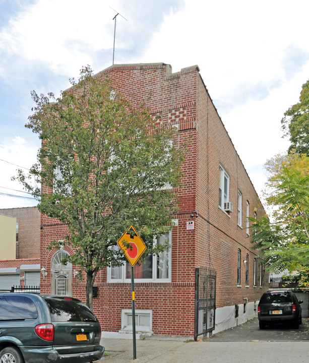 100-18 32nd Ave in Flushing, NY - Building Photo