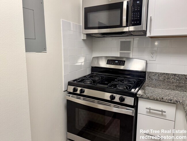 185 Freeman St, Unit 652 in Brookline, MA - Building Photo - Building Photo