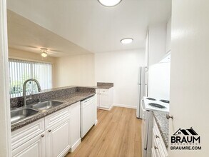 5252 Hermitage Ave in Los Angeles, CA - Building Photo - Building Photo