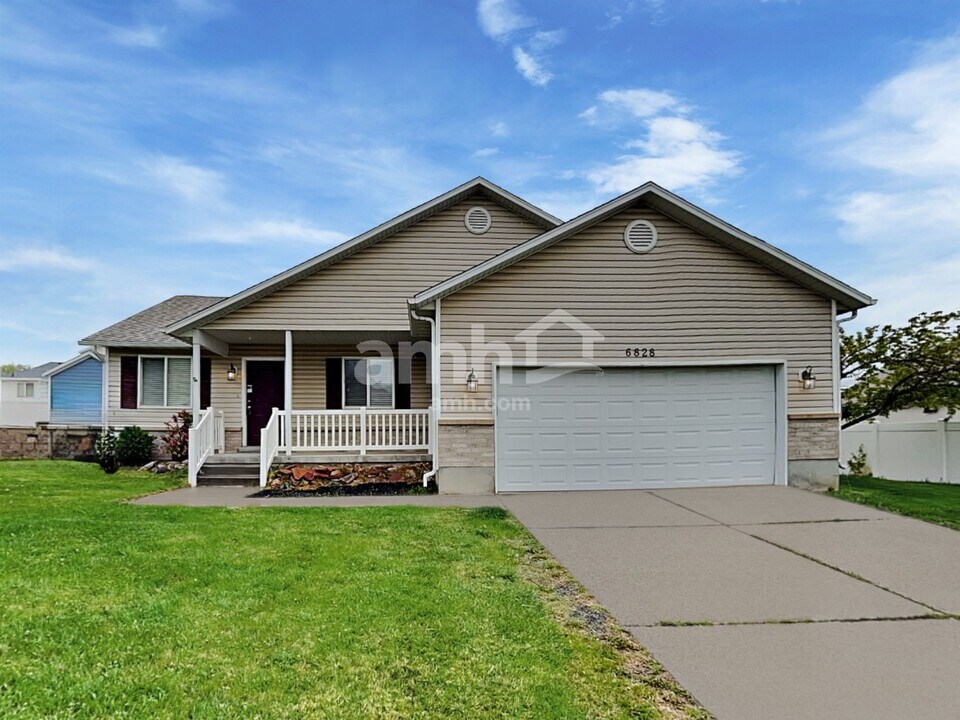 6828 S Oquirrh Ridge Rd in West Jordan, UT - Building Photo