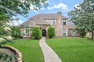 15614 Dawnbrook Dr in Houston, TX - Building Photo