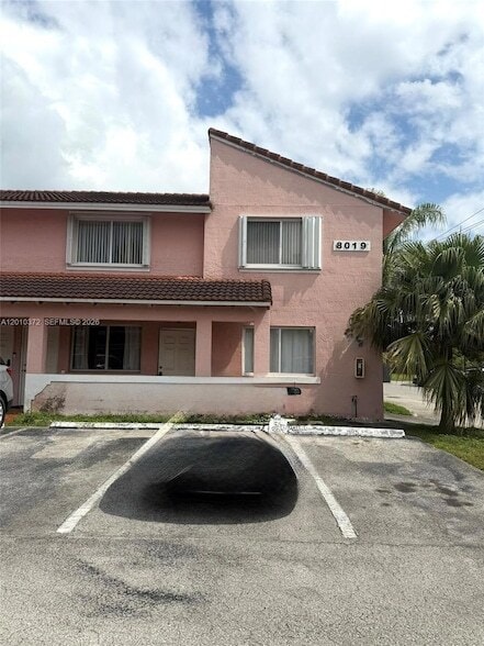 8019 Lake Dr, Unit 104 in Doral, FL - Foto de edificio - Building Photo