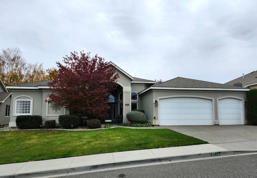 3703 S Keller St in Kennewick, WA - Foto de edificio