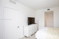 45 SW 9th St, Unit 1810 in Miami, FL - Building Photo - Building Photo