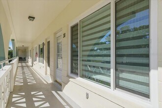 2400 Franciscan Dr in Clearwater, FL - Building Photo - Building Photo