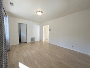 638 W 3rd Ave in Midvale, UT - Foto de edificio - Building Photo