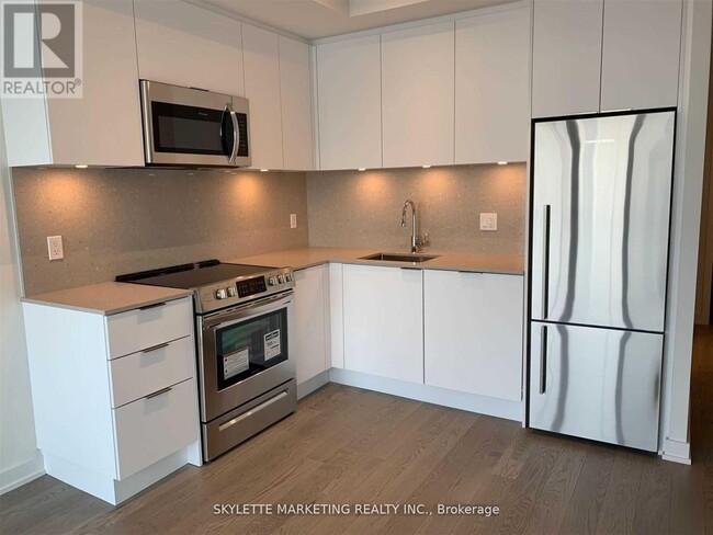 25-2225 Richmond St E in Toronto, ON - Building Photo - Building Photo