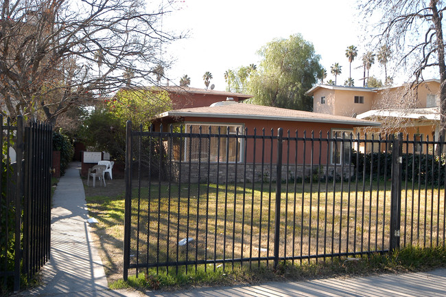 377 W 17th St in San Bernardino, CA - Foto de edificio - Building Photo