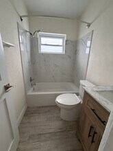 11105 1st St E, Unit 2 in Treasure Island, FL - Foto de edificio - Building Photo