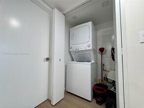 10230 Collins Ave, Unit 102 in Bal Harbour, FL - Foto de edificio - Building Photo