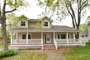 2709 Stillwater St in White Bear Lake, MN - Building Photo