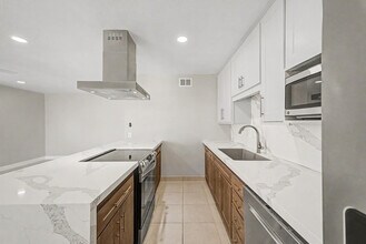 8730 E Rancho Vista Dr in Scottsdale, AZ - Building Photo - Building Photo