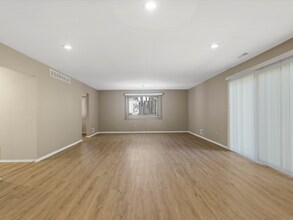 26656 Farmbrook Villa Dr in Southfield, MI - Building Photo - Building Photo