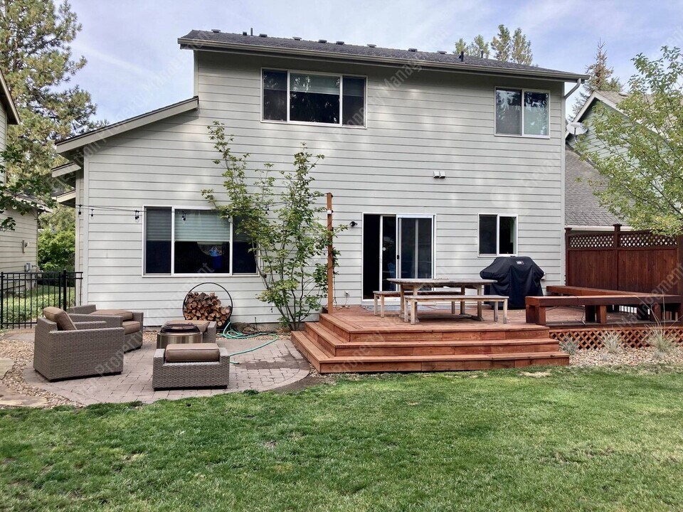 19575 Meadowbrook Dr in Bend, OR - Building Photo