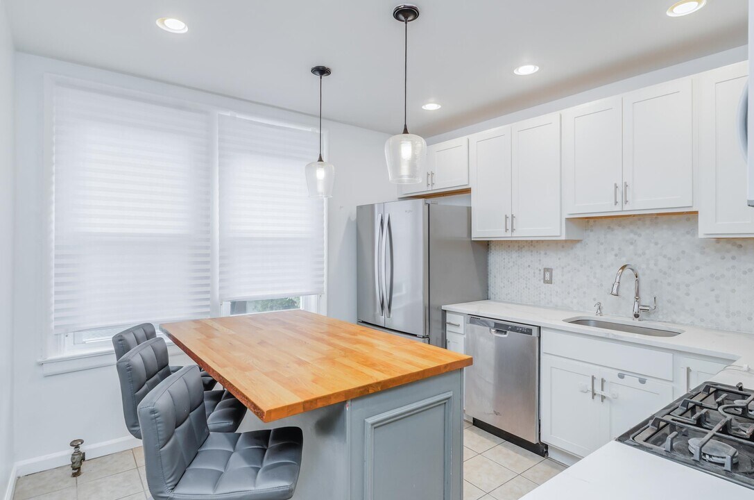 324 Stegman Pkwy in Jersey City, NJ - Building Photo