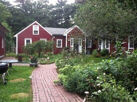 333 Dedham St in Dover, MA - Building Photo